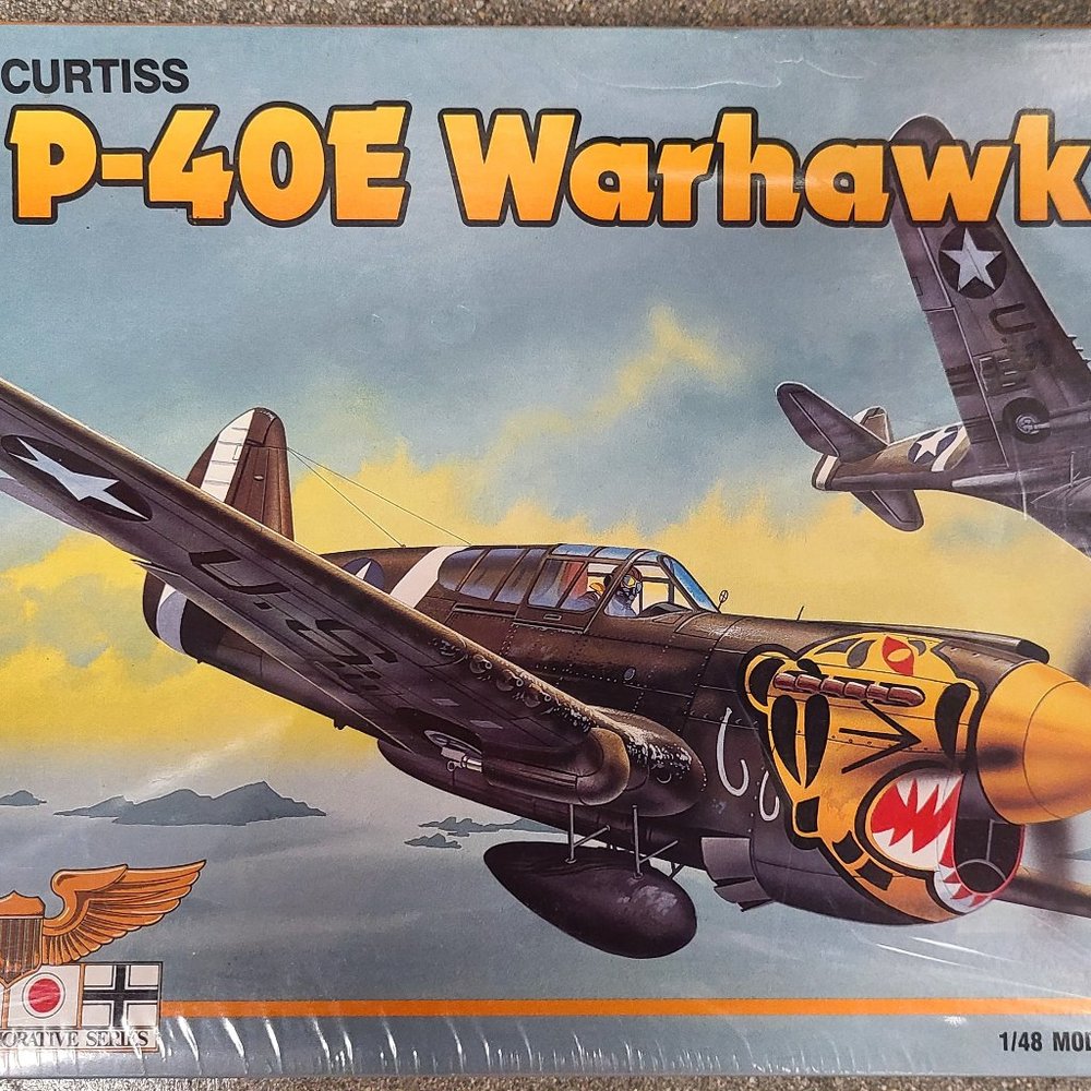 WWII - AMT - Curtiss P-40E Warhawk -  Model Airplane